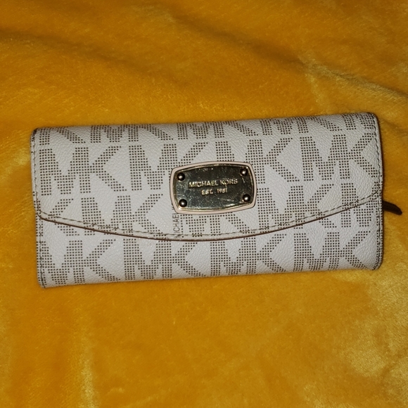 Michael Kors Handbags - Michael Kors Wallet 💛